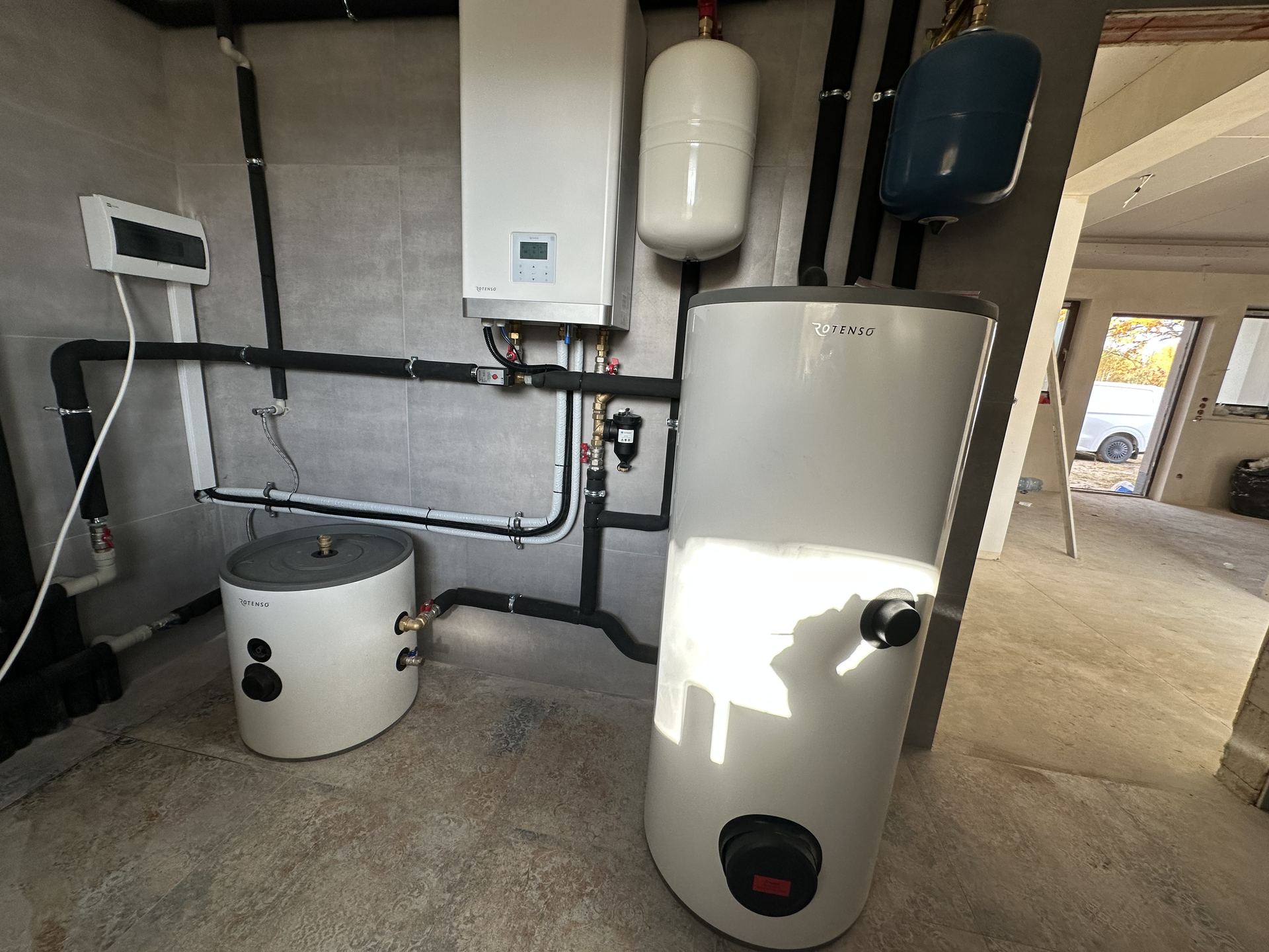 Kompletna instalacja pompy ciepła Rotenso Aquami Split – moduł hydrauliczny, zasobnik CWU i bufor, montaż TERMFERM
