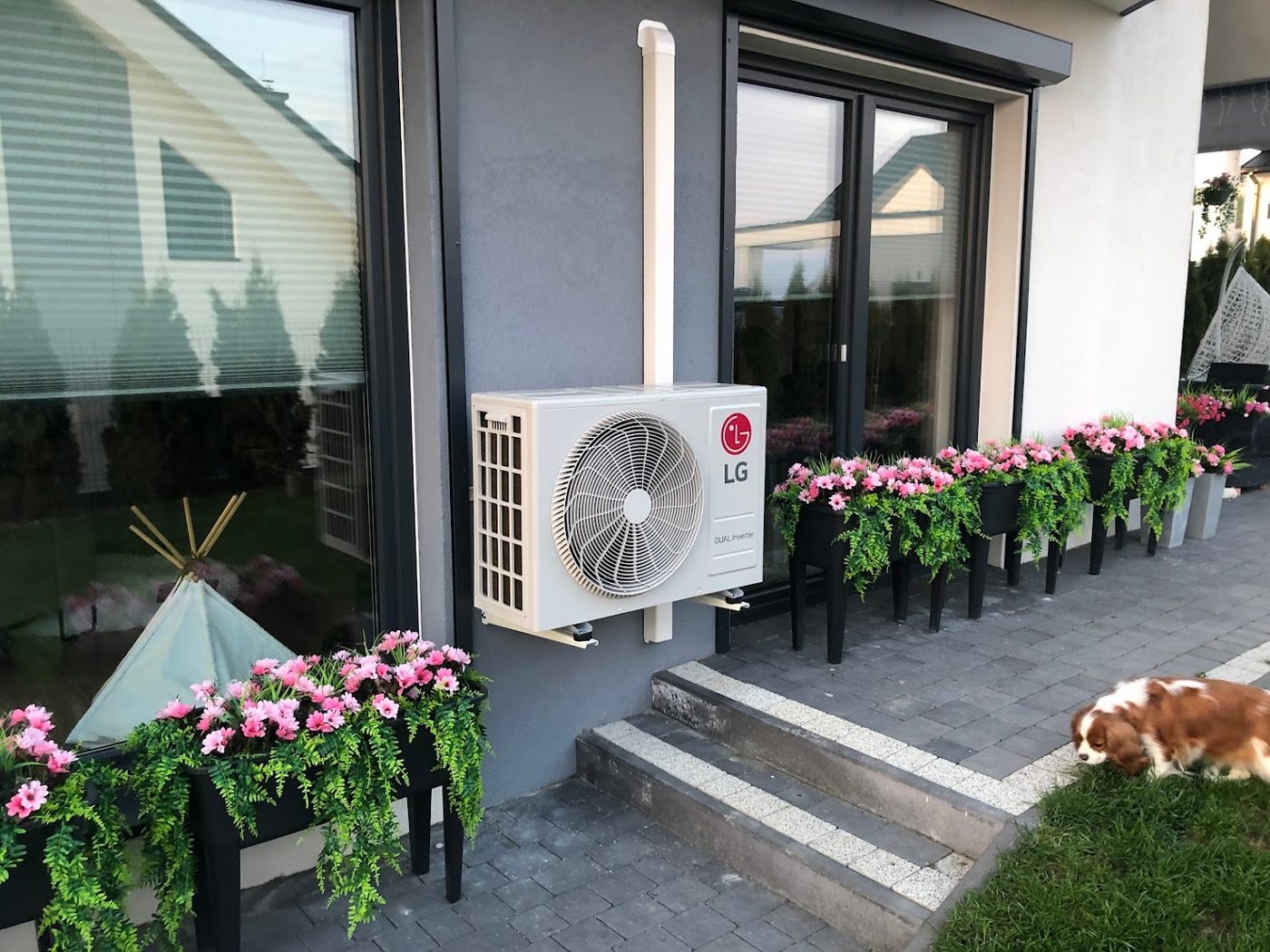 Jednostka zewnętrzna klimatyzacji LG Dual Inverter przy tarasie – estetyczny montaż TERMFERM, Nowy Targ