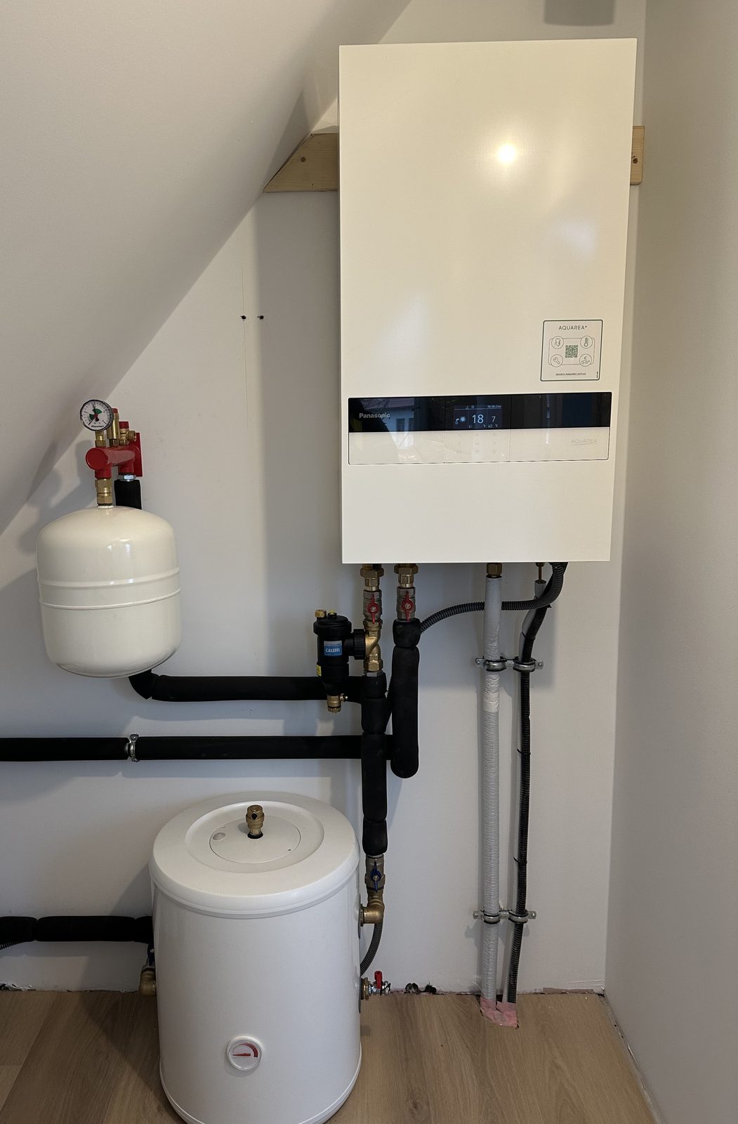 Moduł wewnętrzny pompy ciepła Panasonic Aquarea High Performance 9 kW na poddaszu – Rabka-Zdrój, montaż TERMFERM