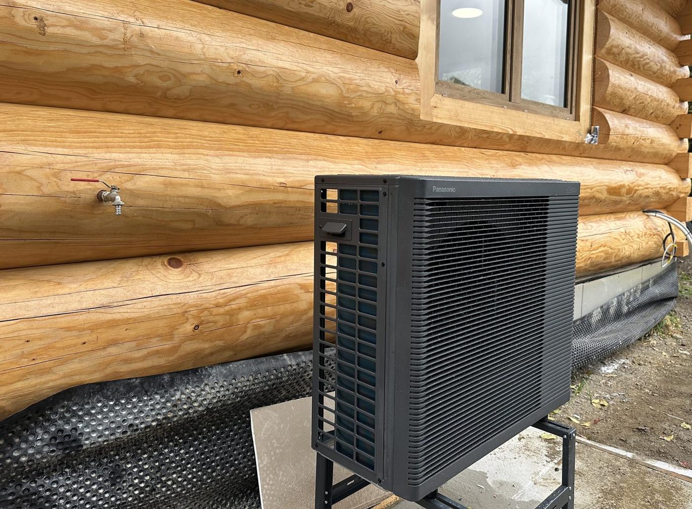 Jednostka zewnętrzna pompy ciepła Panasonic Aquarea High Performance 9 kW przy budynku z bala – Rabka-Zdrój, montaż TERMFERM